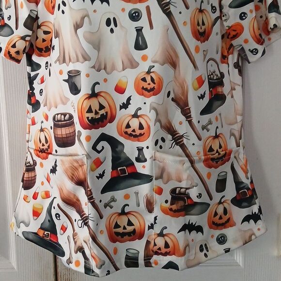 Halloween medical scrub top with 2 large front pockets ghosts pumpkins Sz S NWOT - Picture 2 of 8